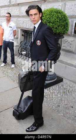 Baptiste Giabiconi, nouveau modèle de découverte de l'Allemand Karl Lagerfeld, créateur de mode à Berlin, Allemagne, 23 juillet 2009. Photo : Jens Kalaene Banque D'Images