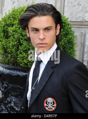 Baptiste Giabiconi, nouveau modèle de découverte de l'Allemand Karl Lagerfeld, créateur de mode à Berlin, Allemagne, 23 juillet 2009. Photo : Jens Kalaene Banque D'Images