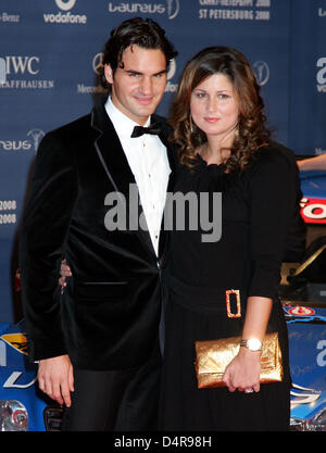 (Afp) un fichier photo 18 février 2008 capture champion de tennis suisse Roger Federer (L) et sa femme Mirka Vavrinec (R), en arrivant à la Laureus World Sports Awards 2008 à Saint-Pétersbourg, en Russie. Le 23 juillet 2009, le couple a annoncé Mirka a donné naissance à des jumelles Charlene Riva et Myléna Rose et de l'état ?c'est le plus beau jour de notre vie. Mirka, Myléna et Charlene sont al Banque D'Images