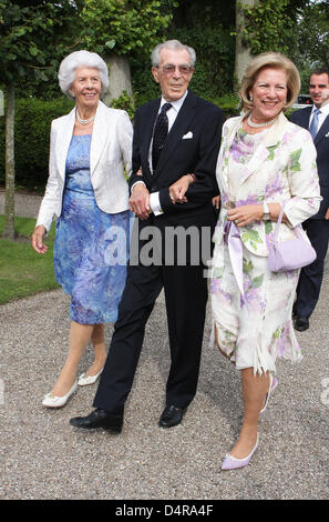 Compter Carl Johan Bernadotte de Wisborg (C), son épouse la comtesse Gunnilla (L) et de la Reine Anne-Marie de Grèce arrivent pour le baptême du prince Joachim et la Princesse Marie ?s plus jeune fils à Mogeltonder church, le Danemark, le 26 juillet 2009. Le Prince est né le 04 mai 2009 mais n'a pas reçu son nom jusqu'à la cérémonie. Photo : Albert Nieboer (Pays-Bas) Banque D'Images