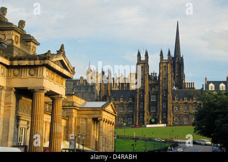 Piliers de la National Gallery of Scotland en lumière du soir avec bâtiment de l'assemblée nationale sur la butte Banque D'Images