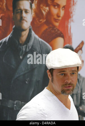 L'acteur américain Brad Pitt pose lors d'une photo à l'occasion de la première Allemande de son film ?Inglourious basterds ? À Berlin, Allemagne, 28 juillet 2009. La première aura lieu le soir même. Photo : Soeren Stache Banque D'Images