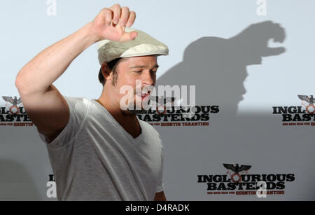 L'acteur américain Brad Pitt pose lors d'une photo à l'occasion de la première Allemande de son film ?Inglourious basterds ? À Berlin, Allemagne, 28 juillet 2009. La première aura lieu le soir même. Photo : Jens Kalaene Banque D'Images