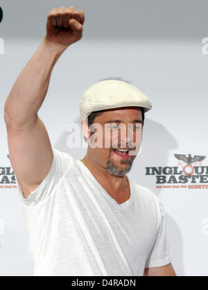 L'acteur américain Brad Pitt pose lors d'une photo à l'occasion de la première Allemande de son film ?Inglourious basterds ? À Berlin, Allemagne, 28 juillet 2009. La première aura lieu le soir même. Photo : Jens Kalaene Banque D'Images