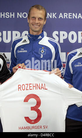 Nouveau joueur du Hambourg SV David Rozehnal de République tchèque pose au cours d'une conférence de presse à la HSH Nordbank Arena de Hambourg, Allemagne, 31 juillet 2009. Rozehnal vient à SV Hambourg du club italien du Latium. Photo : Ulrich Perrey Banque D'Images