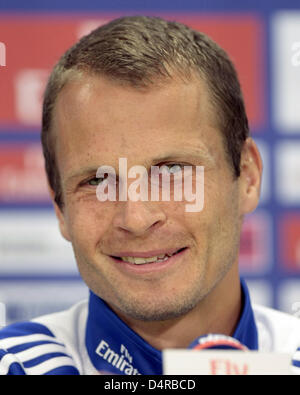 Nouveau joueur du Hambourg SV David Rozehnal à partir de la République tchèque prend la parole lors d'une conférence de presse au HSH Nordbank Arena de Hambourg, Allemagne, 31 juillet 2009. Rozehnal vient à SV Hambourg du club italien du Latium. Photo : Ulrich Perrey Banque D'Images