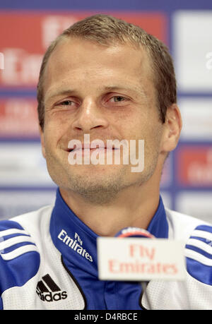 Nouveau joueur du Hambourg SV David Rozehnal à partir de la République tchèque prend la parole lors d'une conférence de presse au HSH Nordbank Arena de Hambourg, Allemagne, 31 juillet 2009. Rozehnal vient à SV Hambourg du club italien du Latium. Photo : Ulrich Perrey Banque D'Images