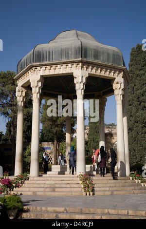 Les femmes Visitez le tombeau du poète persan Hafez à Shiraz, en Iran, en mars 2009. Le tombeau situé dans un jardin de roses est un arrêt préféré pour les touristes à Chiraz. En 1773, Karim Khan a commandé un petit sanctuaire en l'honneur d'Hafez et avait deux poèmes de lui gravé. Restauré en 1936 la tombe est aussi un lieu de pèlerinage pour les jeunes couples et célibataires de payer une visite au patron des amoureux. Phot Banque D'Images