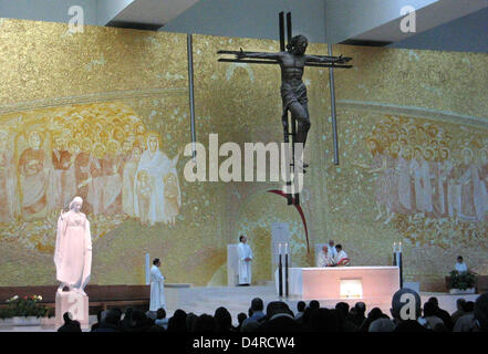 (Afp) un fichier photo en date du 29 décembre 2007 fournit une vue de l'intérieur de nouveau l'église de pèlerinage au cours d'un service à l'église à Fatima, au Portugal. Photo : Rolf Haid Banque D'Images