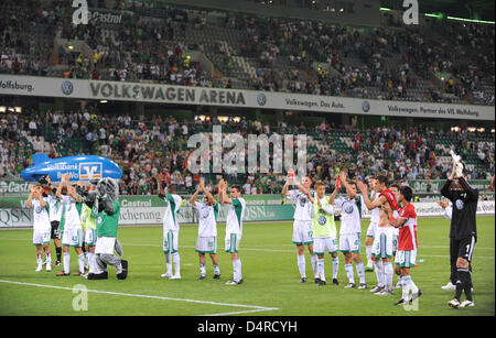 Les joueurs de VfL Wolfsburg cheer avec les fans après le match de Bundesliga allemande VfL Wolfsburg vs VfB Stuttgart chez Volkswagen Arena Stadium à Wolfsburg, Allemagne, 07 août 2009. Wolfburg 2-0 Stuttgart défait. Photo : Peter Steffen Banque D'Images