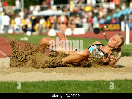 Le sauteur en longueur allemande Bianca Kappler de LC asics Rehlingen vu en action à la 20e réunion internationale d'athlétisme à Cottbus, Allemagne, 08 août 2009. De nombreux athlètes considèrent la réunion un dernier test avant le championnat du monde d'athlétisme à Berlin du 15 au 23 août. Photo : Thomas Eisenhuth Banque D'Images