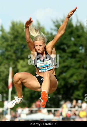 Le sauteur en longueur allemande Bianca Kappler de LC asics Rehlingen vu en action à la 20e réunion internationale d'athlétisme à Cottbus, Allemagne, 08 août 2009. De nombreux athlètes considèrent la réunion un dernier test avant le championnat du monde d'athlétisme à Berlin du 15 au 23 août. Photo : Thomas Eisenhuth Banque D'Images