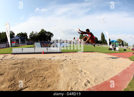 Le sauteur en longueur de l'Afrique du Sud Janice Josephs vu en action à la 20e réunion internationale d'athlétisme à Cottbus, Allemagne, 08 août 2009. De nombreux athlètes considèrent la réunion un dernier test avant le championnat du monde d'athlétisme à Berlin du 15 au 23 août. Photo : Thomas Eisenhuth Banque D'Images