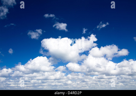 Fond de Ciel bleu avec de petits nuages Banque D'Images