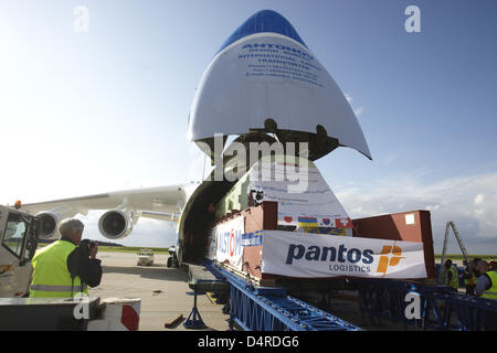 Un avion cargo Antonov 225 est chargé avec une tonne 189,98 générateur lourd pour une centrale électrique fonctionnant au gaz en Arménie, à l'aéroport de Francfort / Hahn, Lautzenhausen, Allemagne, 11 août 2009. Le générateur est le seul élément plus lourd du fret aérien jamais transporté. Conduit par six turbines l'Antonov 225 est le plus grand avion de transport avec une envergure de plus de 88m. Photo : THOMAS F Banque D'Images