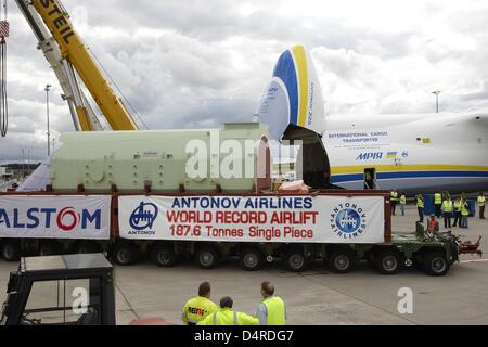 Un avion cargo Antonov 225 est chargé avec une tonne 189,98 générateur lourd pour une centrale électrique fonctionnant au gaz en Arménie, à l'aéroport de Francfort / Hahn, Lautzenhausen, Allemagne, 11 août 2009. Le générateur est le seul élément plus lourd du fret aérien jamais transporté. Conduit par six turbines l'Antonov 225 est le plus grand avion de transport avec une envergure de plus de 88m. Photo : THOMAS F Banque D'Images