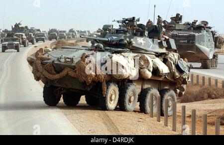 Un véhicule de reconnaissance léger (avant) et bien d'autres véhicules de la 3e Bataillon de reconnaissance blindé d'infanterie de marine des États-Unis se préparent à Bagdad le 1 avril 2003. Banque D'Images