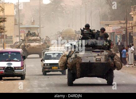 Les marines américains du 3e Bataillon de reconnaissance blindé léger (3e LAR) patrouille via Thamir, une banlieue de Bagdad, le 7 avril 2003. Banque D'Images