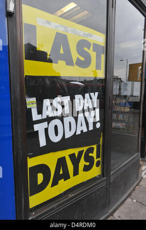 Southgate, Londres, Royaume-Uni. 18 mars 2013. "Dernier jour aujourd' signe sur le blockbuster magasin à Southgate, au nord de Londres, qui se termine aujourd'hui. En magasin Blockbuster Southgate, les panneaux indiquent le dernier jour de négociation comme le magasin ferme après que le groupe est entré dans l'administration. Crédit : Matthieu Chattle / Alamy Live News Banque D'Images