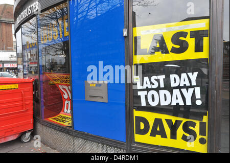 Southgate, Londres, Royaume-Uni. 18 mars 2013. "Dernier jour aujourd' signe sur le blockbuster magasin à Southgate, au nord de Londres, qui se termine aujourd'hui. En magasin Blockbuster Southgate, les panneaux indiquent le dernier jour de négociation comme le magasin ferme après que le groupe est entré dans l'administration. Crédit : Matthieu Chattle / Alamy Live News Banque D'Images