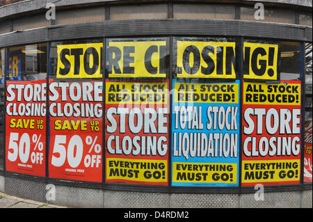 Southgate, Londres, Royaume-Uni. 18 mars 2013. 'Store' Clôture signes sur le blockbuster magasin à Southgate, au nord de Londres, qui se termine aujourd'hui. En magasin Blockbuster Southgate, les panneaux indiquent le dernier jour de négociation comme le magasin ferme après que le groupe est entré dans l'administration. Crédit : Matthieu Chattle / Alamy Live News Banque D'Images