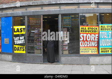 Southgate, Londres, Royaume-Uni. 18 mars 2013. Une femme entre dans le magasin Blockbuster à Southgate, au nord de Londres, qui se termine aujourd'hui. En magasin Blockbuster Southgate, les panneaux indiquent le dernier jour de négociation comme le magasin ferme après que le groupe est entré dans l'administration. Crédit : Matthieu Chattle / Alamy Live News Banque D'Images