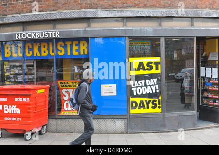 Southgate, Londres, Royaume-Uni. 18 mars 2013. Un homme passe devant le magasin blockbuster de clôture à Southgate, au nord de Londres, qui se termine aujourd'hui. En magasin Blockbuster Southgate, les panneaux indiquent le dernier jour de négociation comme le magasin ferme après que le groupe est entré dans l'administration. Crédit : Matthieu Chattle / Alamy Live News Banque D'Images