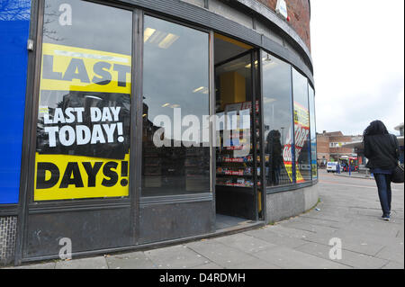 Southgate, Londres, Royaume-Uni. 18 mars 2013. Une femme passe devant le magasin blockbuster de clôture à Southgate, au nord de Londres, qui se termine aujourd'hui. En magasin Blockbuster Southgate, les panneaux indiquent le dernier jour de négociation comme le magasin ferme après que le groupe est entré dans l'administration. Crédit : Matthieu Chattle / Alamy Live News Banque D'Images