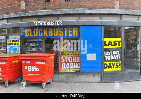 Southgate, Londres, Royaume-Uni. 18 mars 2013. "Dernier jour aujourd' signe sur le blockbuster magasin à Southgate, au nord de Londres, qui se termine aujourd'hui. En magasin Blockbuster Southgate, les panneaux indiquent le dernier jour de négociation comme le magasin ferme après que le groupe est entré dans l'administration. Crédit : Matthieu Chattle / Alamy Live News Banque D'Images