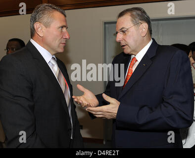 Jacques Rogge (R), Président du Comité International Olympique (CIO), et Sergey Bubka (L), l'Ukrainien à la perche légende et membre du CIO et l'IAAF, parler devant une réunion conjointe de la COI et l'IAAF à Berlin, Allemagne, 14 août 2009. Les deux associations s'est entretenu dans le forerunnings au 12e es Championnats du monde d'athlétisme de Berlin 2009. Photo : RAINER JENSEN Banque D'Images