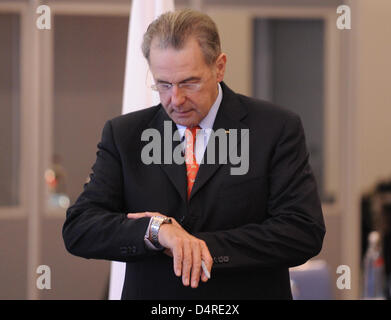 Jacques Rogge, Président du Comité International Olympique (CIO), vérifie le moment avant qu'une réunion conjointe de la COI et l'IAAF à Berlin, Allemagne, 14 août 2009. Les deux associations s'est entretenu dans le forerunnings au 12e es Championnats du monde d'athlétisme de Berlin 2009. Photo : RAINER JENSEN Banque D'Images