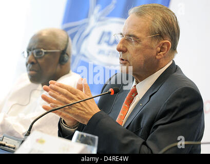 Jacques Rogge (R), Président du Comité International Olympique (CIO), Lamine Diack (L), Président de la Fédération internationale d'athlétisme IAAF, donneront une conférence de presse sur une réunion conjointe de la COI et l'IAAF à Berlin, Allemagne, 14 août 2009. Les deux associations s'est entretenu dans le forerunnings au 12e es Championnats du monde d'athlétisme de Berlin 2009. Photo : RAINER JENSEN Banque D'Images