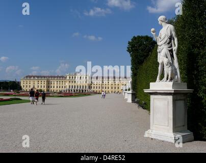 Une sculpture en pierre se dresse en face de palais de Schönbrunn à Vienne, Autriche, 07 août 2009. L'ensemble de parc du château sont l'un des monuments les plus remarquables d'Autriche. L'ensemble de la liste a été fait partie du patrimoine mondial de l'UNESCO en 1996. Photo : Beate Schleep Banque D'Images