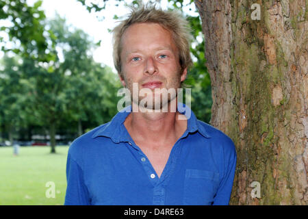 Compositeur Autrichien Johannes Maria Staud s'appuie contre un arbre à Hambourg, Allemagne, 14 août 2009. Il sera présenté le Prix Paul Hindemith après un concert avec ses pièces dans la soirée. Photo : Malte Chrétiens Banque D'Images