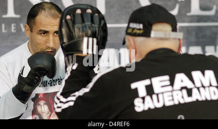 Super champion poids moyen allemand Arthur Abraham (L) s'entraîne avec son entraîneur Ulli Wegener (R) au cours d'une formation publique à Berlin, Allemagne, 13 octobre 2009. Abraham invaincu prendra sur nous Jermain Taylor dans le choc de l'ouverture de Super Six World Boxing Classic 17 octobre à Berlin ?s O2 Arena. Photo : Hannibal Banque D'Images