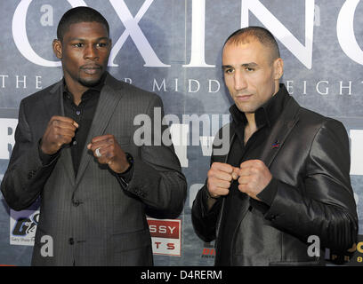 Super champion poids moyen allemand Arthur Abraham (R) et son concurrent américain Jermain Taylor (L) face off après une conférence de presse à Berlin, Allemagne, 14 octobre 2009. Abraham invaincu prendra sur Taylor dans le choc de l'ouverture de Super Six World Boxing Classic 17 octobre à Berlin ?s O2 Arena. Photo : TIM BRAKEMEIER Banque D'Images