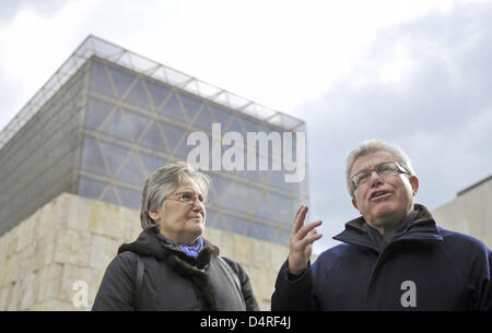 La star américaine l'architecte Daniel Libeskind (R) et son épouse Nina visiter la synagogue à Jakob square à Munich, Allemagne, 15 octobre 2009. Libeskind a visité les locaux de l'œil à Munich, où il prévoit de construire une synagogue pour la Communauté Juive Libérale Beth Shalom. Photo : Andreas GEBERT Banque D'Images