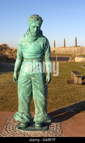 'Le dragueur', une sculpture en bronze de lifesize William Lamb installé à l'esplanade du front de mer de Montrose Angus.Ecosse.UK Banque D'Images