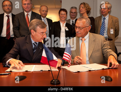 Dans le cadre d'un partenariat clé, le CNES (Centre National d'Etudes spatiales) et la NASA signent des accords visant à renforcer la coopération en matière d'exploration spatiale et de recherche scientifique. Banque D'Images