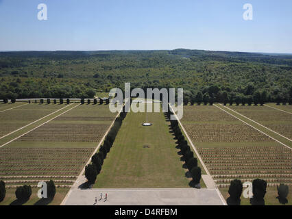 Vue sur le cimetière de Douaumont mémorial, France, en août 2009. Douaumont était l'un des plus sévèrement battus forts dans la bataille de Verdun pendant la Première Guerre mondiale, pourtant, l'ancien village est mieux connu pour l'ossuaire de Douaumont et le mémorial qui contient les restes de plus de 130 000 soldats inconnus. Le cimetière porte le reste des 15 000 soldats français et de Banque D'Images