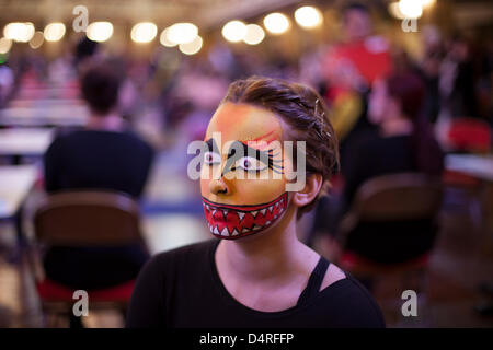 Femmes décorées de visages peints à Blackpool, Lancashire, Royaume-Uni . Maquettes, créateurs de maquillage et coiffeurs au concours de coiffure Hair & Beauty, finale nord-ouest, tenu à la salle de bal Empress, Winter Gardens, Blackpool. Banque D'Images