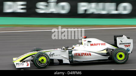 Pilote de Formule 1 britannique Jenson Button de Brawn GP courses sa voiture au cours de la première session de la pratique de course à Interlagos, près de Sao Paulo au Brésil, le 16 octobre 2009. Le Grand Prix F1 du Brésil a lieu le 18 octobre 2009. Photo : JAN WOITAS Banque D'Images