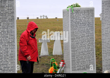 Les yeux d'une femme l'une des stèles qui portent le nom de 19 000 soldats allemands tués au cours de la DEUXIÈME GUERRE MONDIALE ou MIA au nouveau cimetière militaire allemand près de Koursk, en Russie, le 17 octobre 2009. Le cimetière pour les soldats allemands qui sont morts dans la bataille de Koursk (1943) a été inauguré par la Commission des sépultures de guerre allemand avec quelque 280 visiteurs. La bataille de Koursk est considéré comme le plus grand réservoir batt Banque D'Images