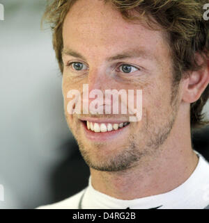 Pilote de Formule 1 britannique Jenson Button de Brawn GP sourit dans les stands au cours de la deuxième session d'essais à Jose Carlos Pace race track à Interlagos près de Sao Paulo, SP, Brésil, 16 octobre 2009. Le Grand Prix de Formule 1 du Brésil a lieu le 18 octobre 2009. Photo : Felix Heyder Banque D'Images