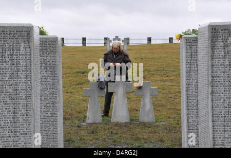 Les fleurs se trouvent sur la tête d'une des stèles qui portent le nom de 19 000 soldats allemands tués au cours de la DEUXIÈME GUERRE MONDIALE ou MIA au nouveau cimetière militaire allemand près de Koursk, en Russie, le 17 octobre 2009. Le cimetière pour les soldats allemands qui sont morts dans la bataille de Koursk (1943) a été inauguré par la Commission des sépultures de guerre allemand avec quelque 280 visiteurs. La bataille de Koursk est considéré comme le plus grand Banque D'Images