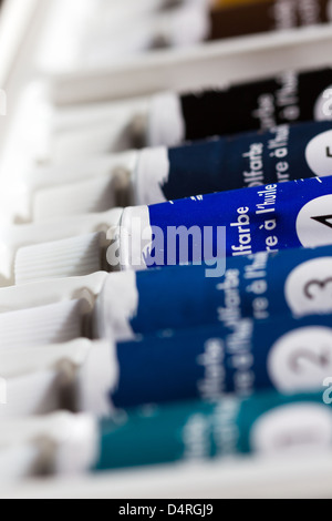 Une gamme de tubes de peinture à l'huile de base de peintures Banque D'Images