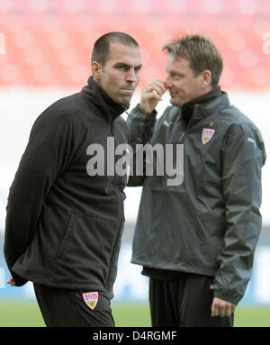 Markus Babbel (L), entraîneur-chef du club de soccer de Bundesliga, le VfB Stuttgart et son assistant Rainer Widmayer (R) se tenir sur le terrain au cours de la pratique au Mercedes Benz Arena de Stuttgart, Allemagne, 19 octobre 2009. Stuttgart fait face à l'espagnol du FC Séville en une phase de groupes de la Ligue des Champions match à lieu à Stutgart le jour suivant, le 20 octobre 2009. Photo : BERND WEISSBROD Banque D'Images