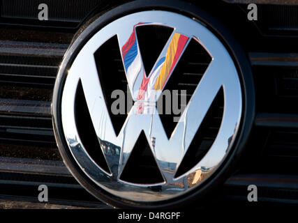 L'allemand, ou le drapeau russe réfléchir sur logo VW en dehors de la nouvelle usine VW à Kaluga, Russie, 20 octobre 2009. La production officielle d'Tiguans Octavias VW et Audi ont commencé le même jour à l'usine qui emploie quelque 3.000 travailleurs jusqu'à la fin de 2010. VW prévoit de construire quelques 150.000 voitures par an à l'usine à partir de 2010. Photo : Friso Gentsch Banque D'Images