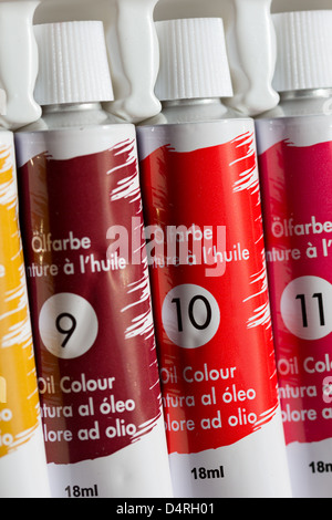 Une gamme de tubes de peinture à l'huile de base de peintures Banque D'Images