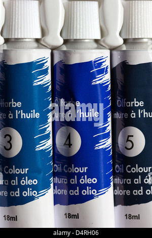 Une gamme de tubes de peinture à l'huile de base de peintures Banque D'Images